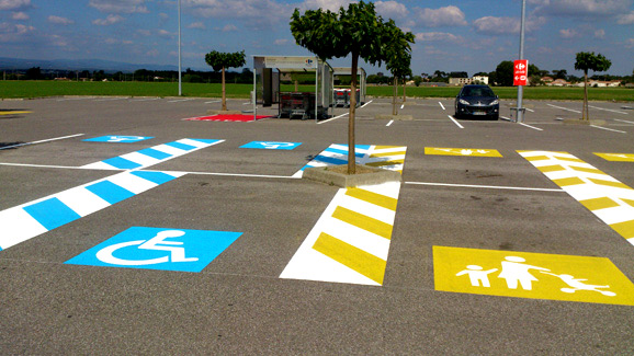 parking-marquageausol-peindre-sol-signalisation-marquer-pieton