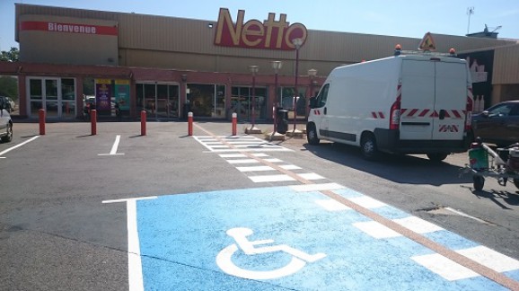 netto-accessibilité-pmr-guidage-podotactile-gravillonnée