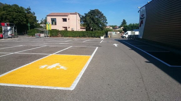 intermarché-la redorte-repeinte-parking-famille-stationnement