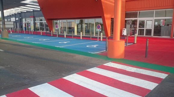 super u-aimargues-parking-colorisation-sationnement-rouge-