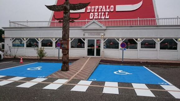 buffalo-grill-agen-boé-marquage-handicapé-pmr