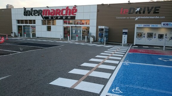 accessibilité-intermarché-la redorte-guidage-rail-gravillonnée-pmr