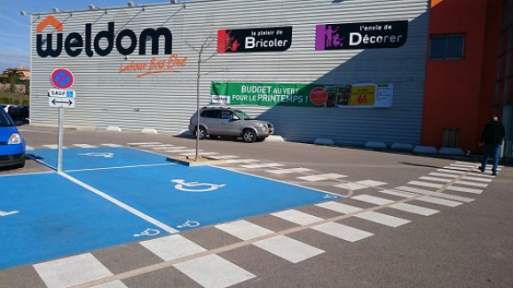 weldom-accessibilité-elne-66-marquage-signalisation-parking