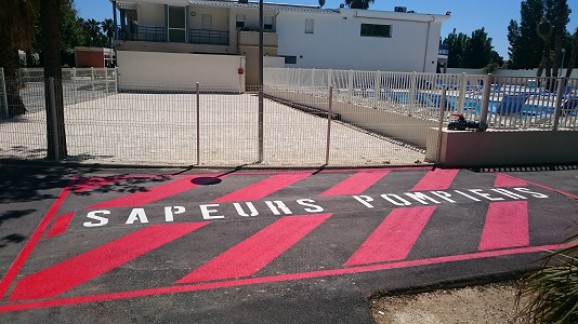 camping-napoléon-vias-pompiers-signalisation-zebra