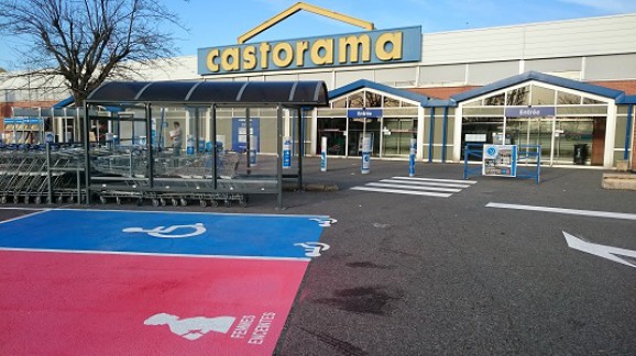 castorama-marquage-femme-enceinte-parking-portet