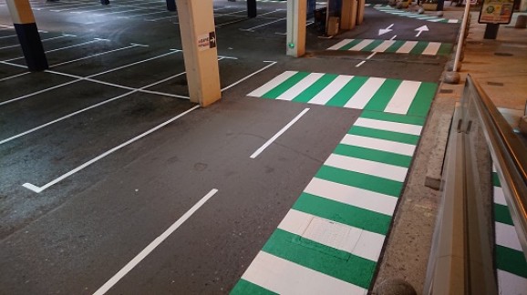 passage-piéton-parking-marquage-sol-signalisation-peinture