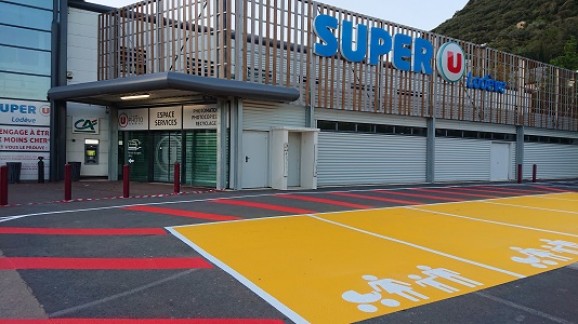 super u-famille-parking-peinture-Lodève-marquage-parking-Hérault