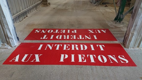 interdit-piéton-marquage-usine-entreprise-signalisation-peinture