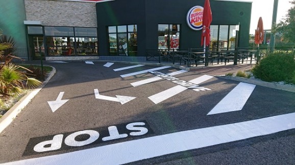 signal-peinture-sol-parking-stop-marquage-logo-réglementation