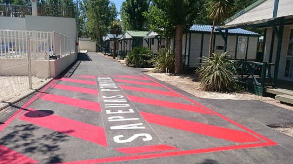 accès-pompiers-camping-marquage-vias-zébra-