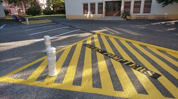 accés-pompiers-marquage-sol-zébra-signalisation-parking