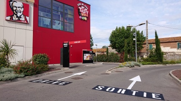 kfc-Arles-13-30-parking-marquage-sol-stationnement-drive