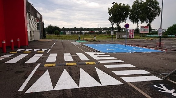 brico-dépôt-dax-signalisation-ralentisseurs-parking-jaune-noir-sécurit