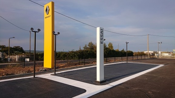 concessionnaire-Renault-Lézignan-marquage-sol-parking-Occitanie