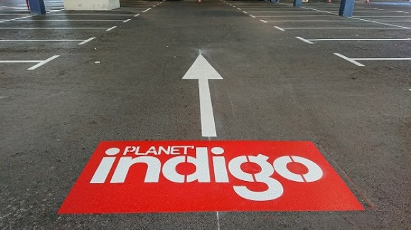 indication-peinture-sol-logo-parking-direction-marquage
