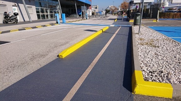 parking-peinture-sol-bordure-jaune-piéton-voie