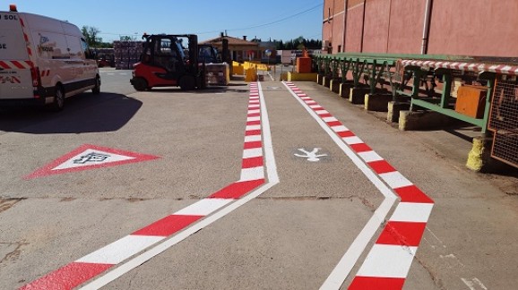 signalisation-sol-industriel-voie-piétonne-zébras-sécurité-usine
