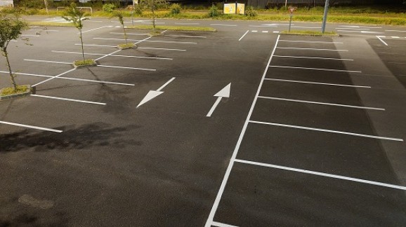 parking-marquage-lignes-flèche-peinture-signalisation