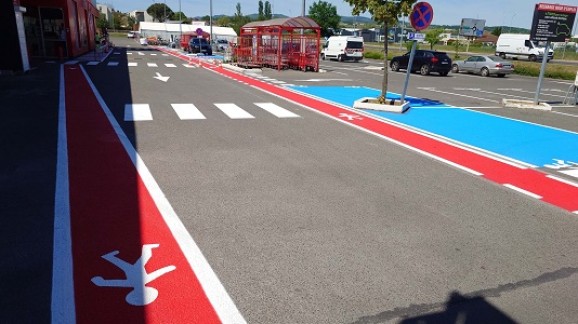 cheminement-piétons-voie-peinture-sol-rouge-signalisation